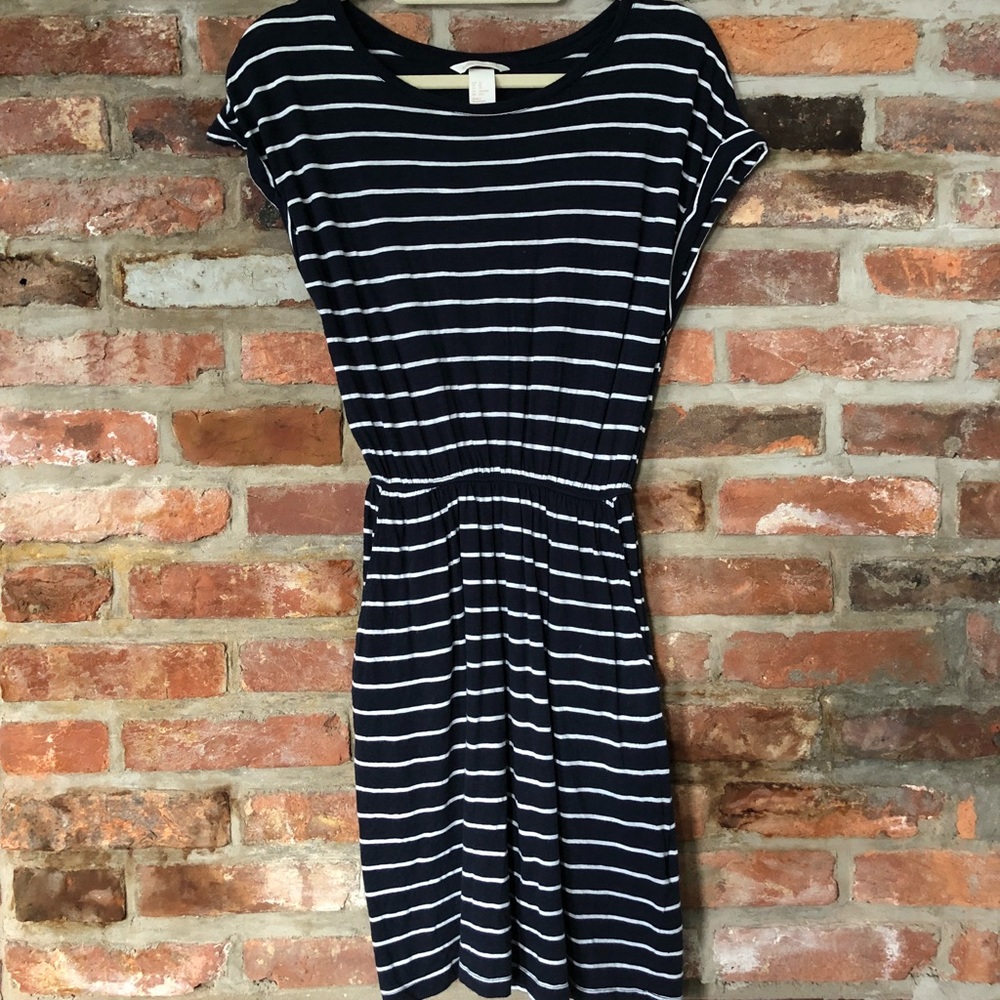 Striped navy blue dress with pockets.